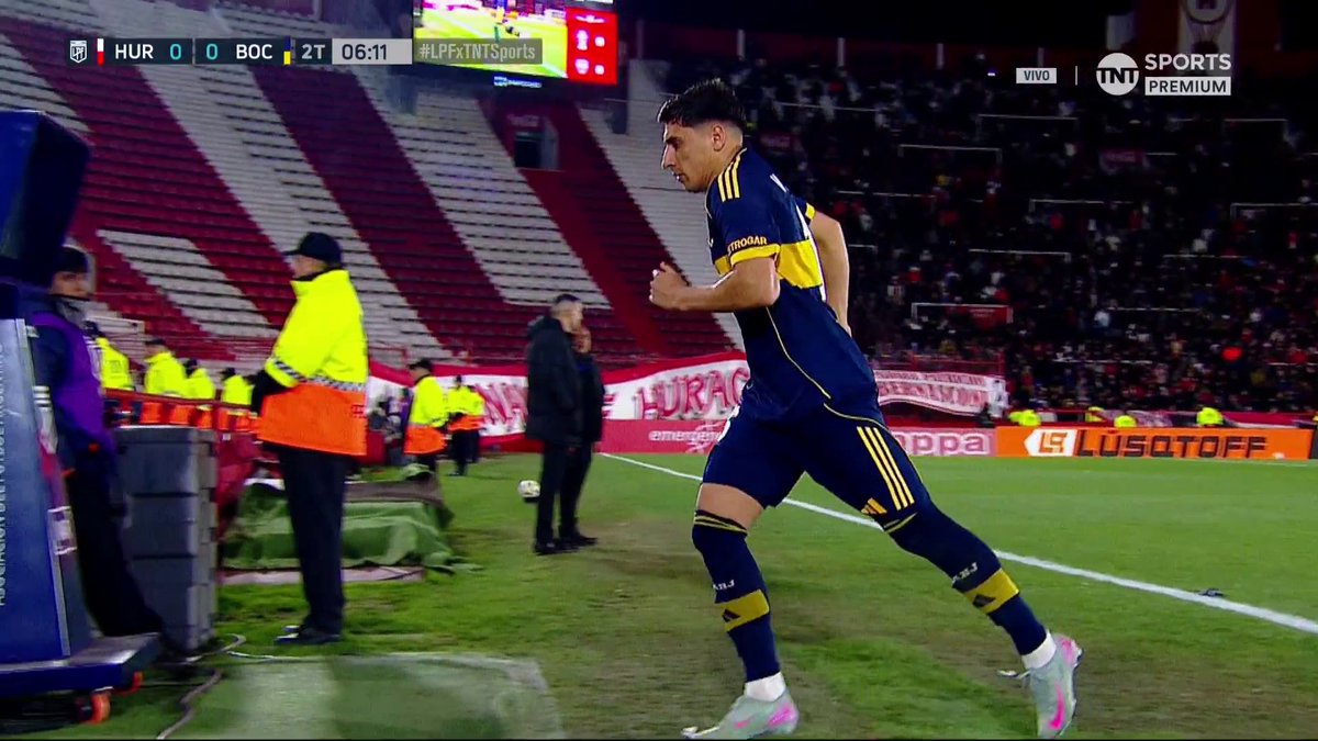 "Tenemos que ganar y salir campeones por Cavani" dijo Riquelme después del papelón contra Atlético Tucumán ¿Cuál es el primer cambio de Russo-Ubeda después de ese comentario? Sacar a Merentiel para dejar a Cavani Club a la deriva, club tomado