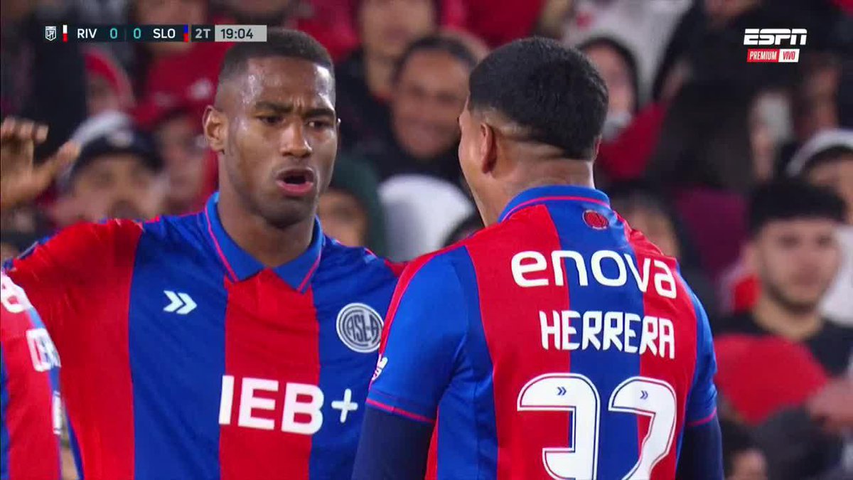 A LO GUAPO, COMO MARCA SU HISTORIA: los defensores de San Lorenzo celebraron el cierre en el Más Monumental. 📺 ESPN Premium | Suscribite al Pack Fútbol en
