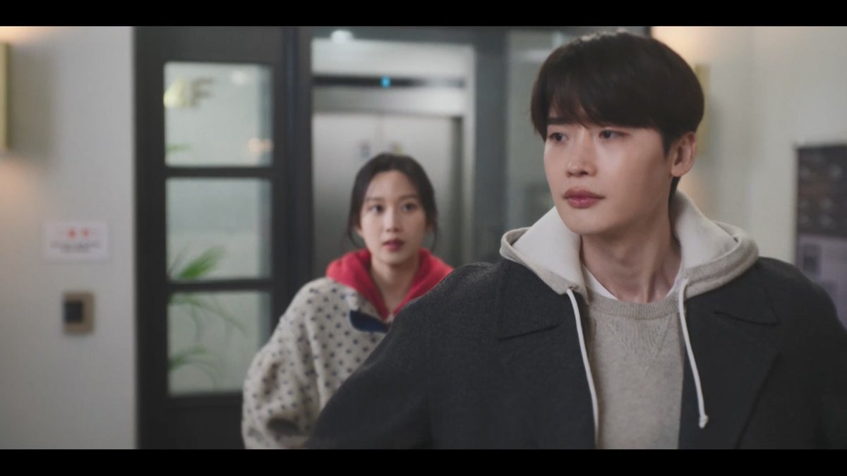 비밀연애 중인 남자친구와 나 갑자기 등장한 친구들 앞 손 확 놓는 남친 서운하다 VS 안 서운하다 투표 ㄱㄱ #서초동 #이종석 #문가영