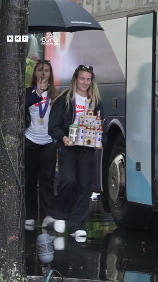Leah Williamson has the trophy 🏆 And Lauren Hemp has a Lego Beauty and the Beast castle 😅 The victorious Lionesses begin their trip back home!