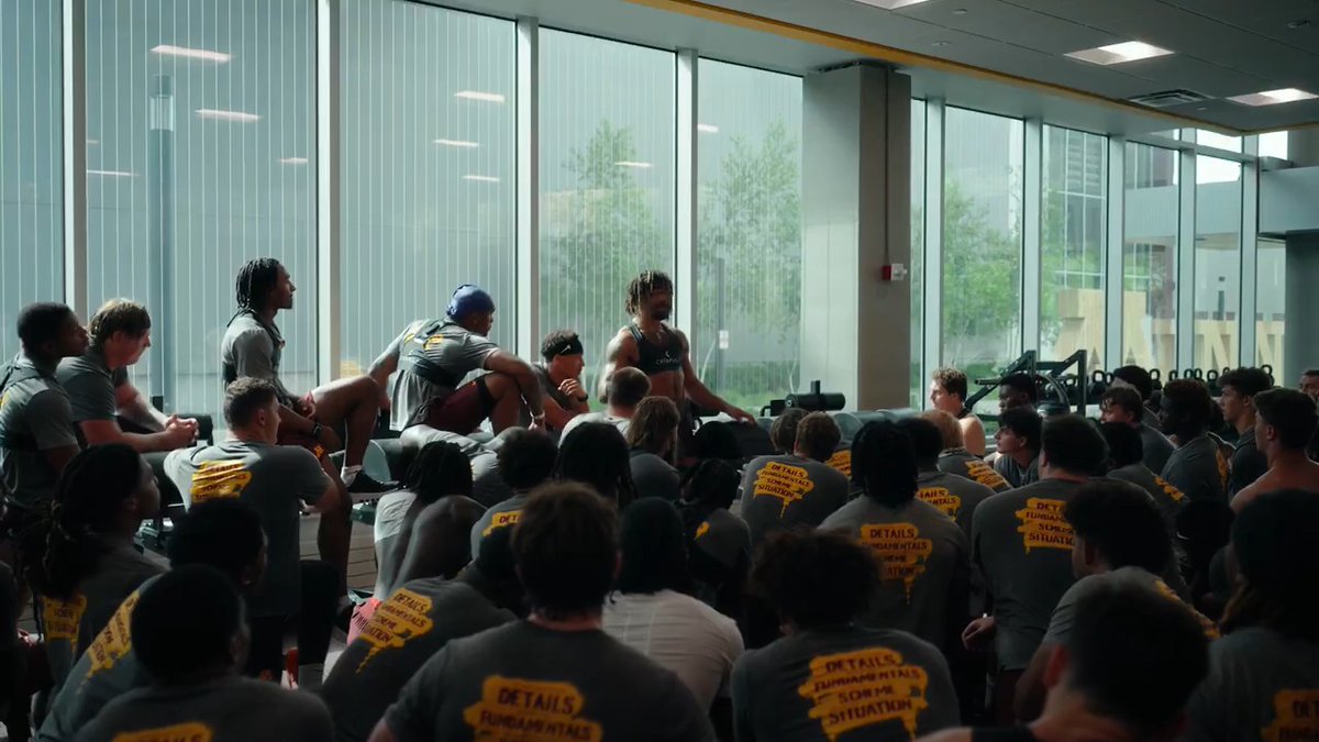 It's Officially Football Season in Dinkytown 🎥🛶〽️ #RTB #SkiUMah #Gophers