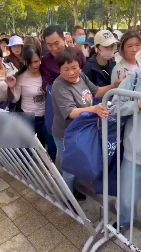 香港ディズニーランド この人達に民度はないのか？ 我先に！って事ばかりだな