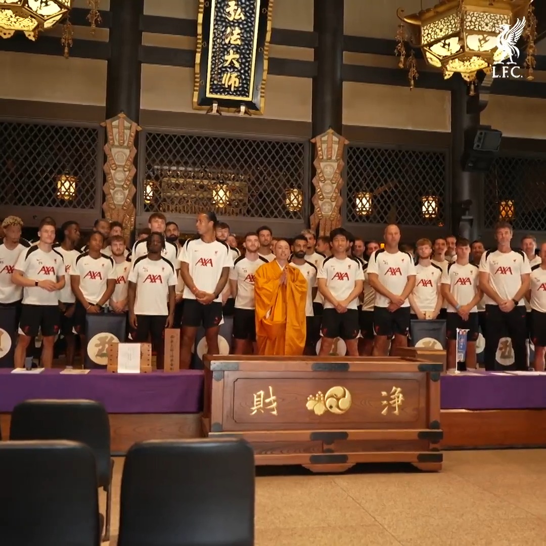 At the Ekoin Temple in Tokyo, the Reds were guided by a monk in a bespoke meditation session 🧘