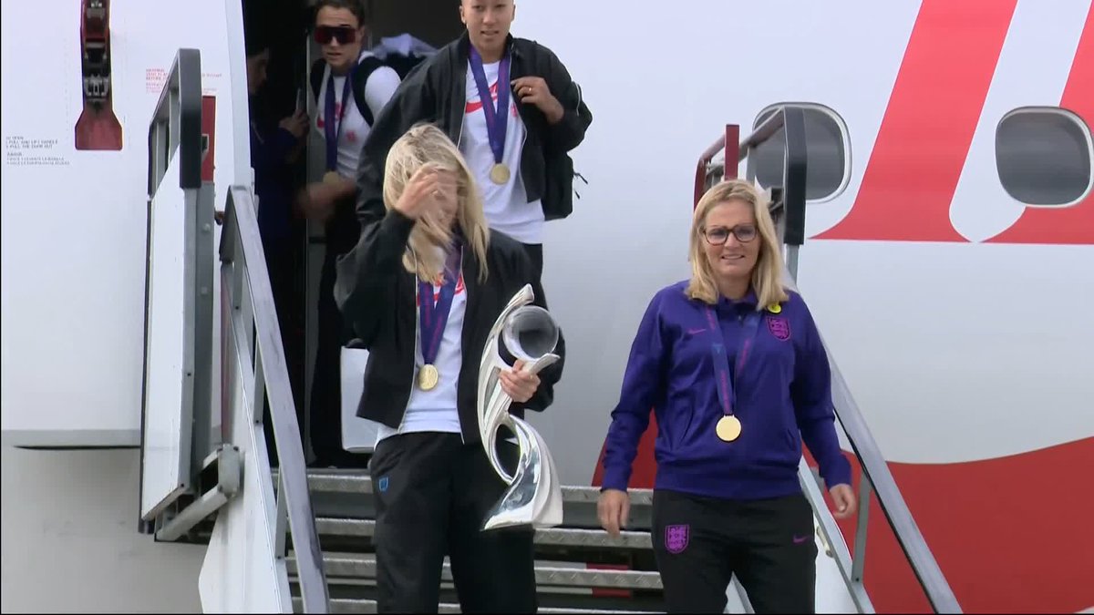 The Lionesses squad touch down in the UK with the Euro 2025 trophy 🏆💪