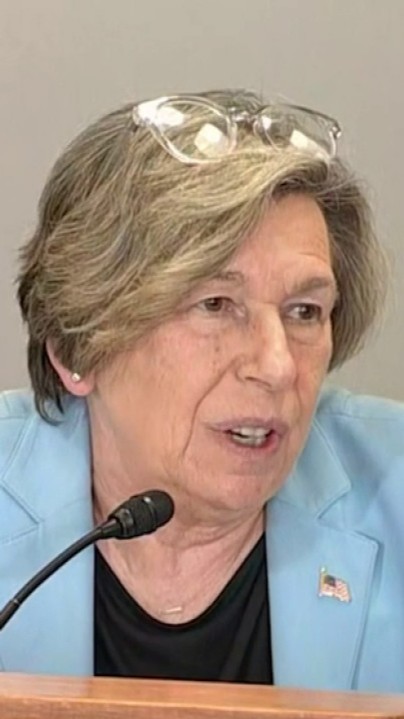 Teachers union chief Randi Weingarten 🇺🇸 🖇️👩🎓📚 shouts into the mic at Donald J. Trump — who wasn’t even in the audience — during a Democrat town hall, declaring that education must be a national priority “if we want to have a future in this country.”