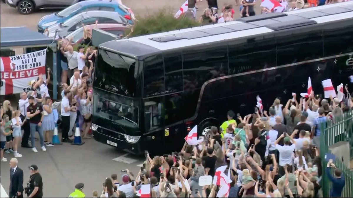 The Lionesses have emerged at Southend Airport to a warm welcome from England fans and are now on their way to 10 Downing Street 🦁✨
