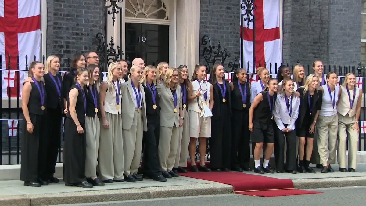 The Lionesses squad have arrived at 10 Downing Street 🦁🏆