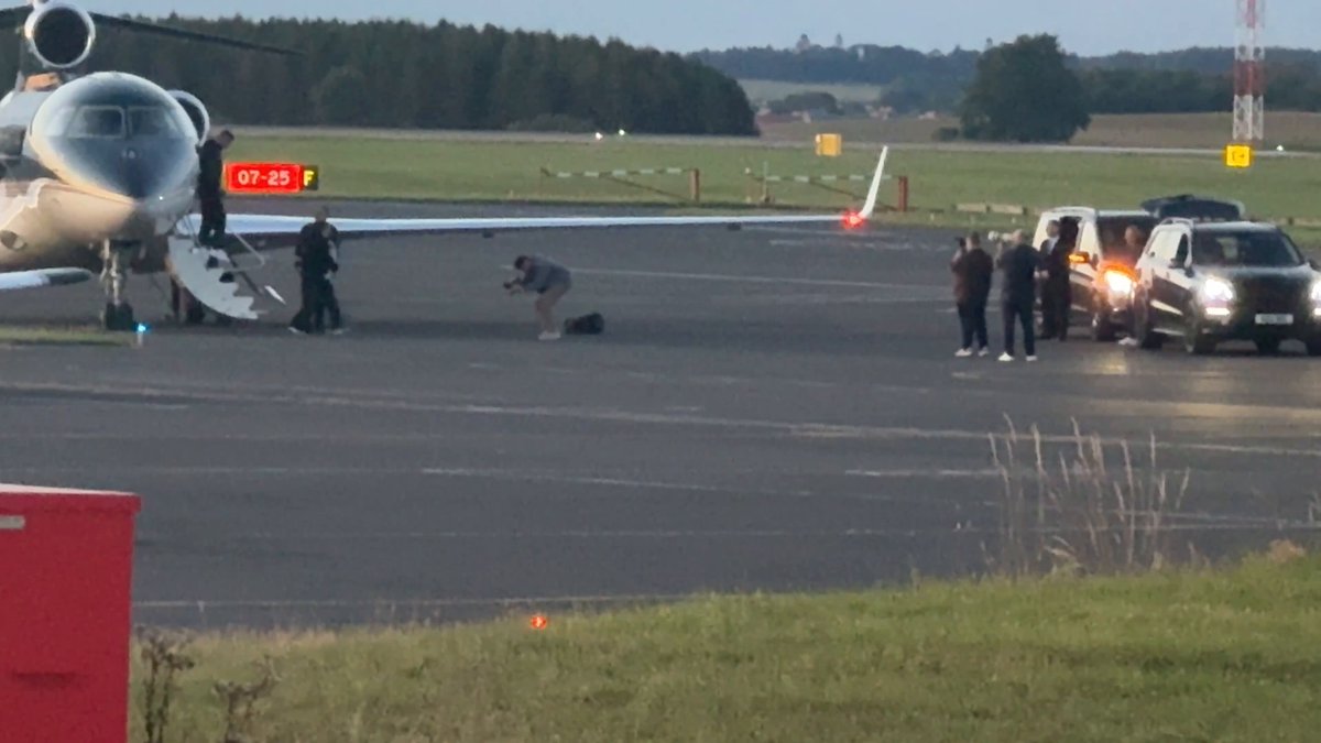 🚨 🛩️ VIDEO EXCLUSIVE: Granit Xhaka has landed in the North East to sign for Sunderland! 🎥 Watch Sky Sports News video (below) of the Swiss international landing by private jet this evening this — alongside #SAFC owner Kyril Louis Dreyfus, who’s got his man. 🩺 💰 The 32-year-old will have his #SAFC medical tomorrow ahead of his £17.3m move from Bayer Leverkusen. 🔝 🇨🇭 Terrific signing for #SAFC who want experience in their engine room ahead of Premier League return…