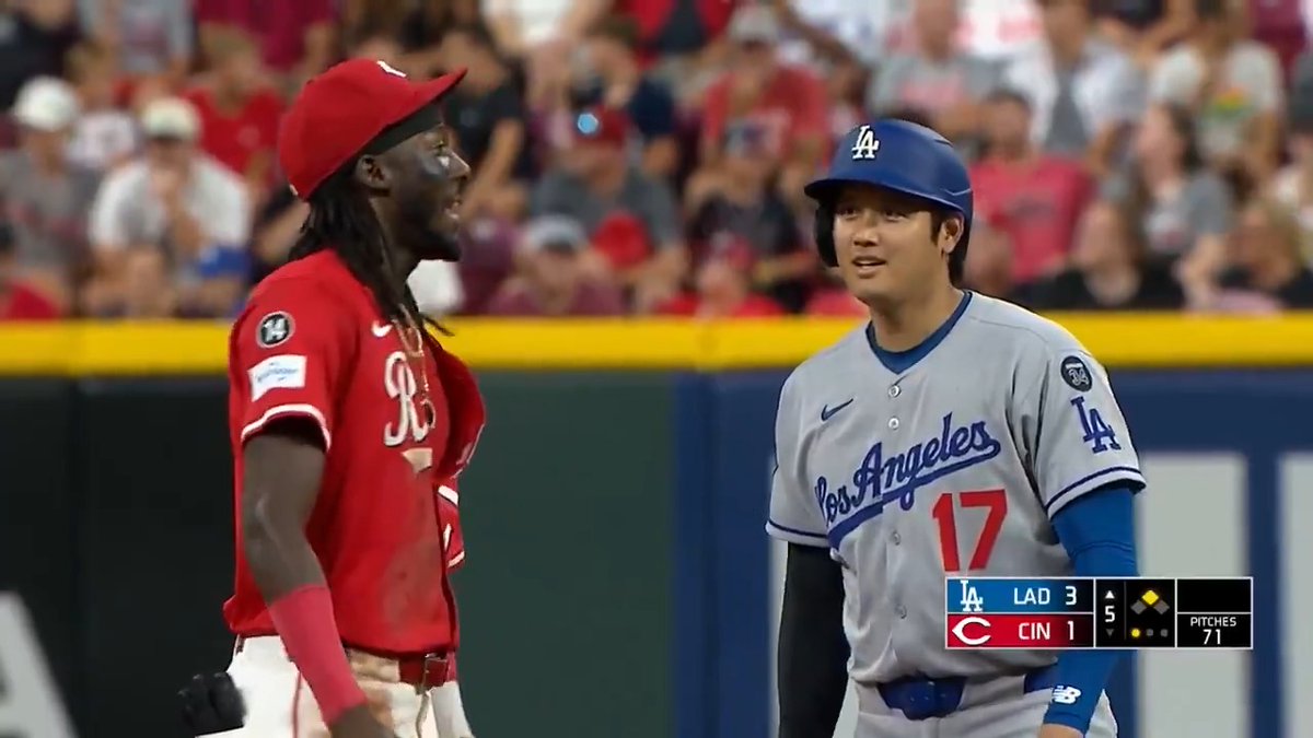 ドジャース 大谷翔平に憧れるレッズ デラクルーズが塁上で夢の対面。 まるで少年のような笑顔で会話し、日本語を学び続ける姿に米放送席も感動。国境も言葉も超える、野球という共通言語が生んだ美しい国際交流の瞬間。