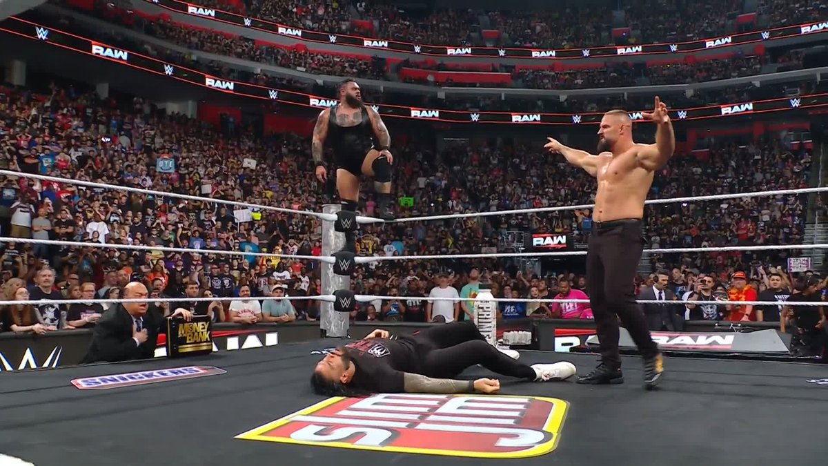 An absolutely SHOCKING ending to Monday Night Raw! 😲 Message. Sent.
