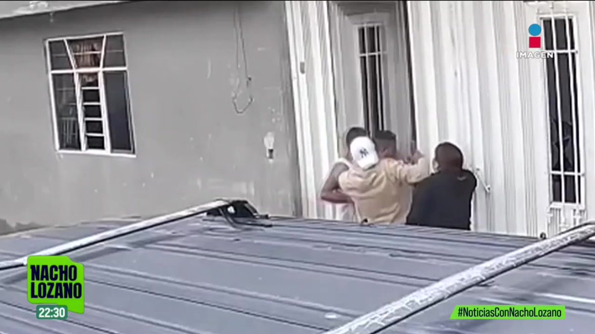โLa golpiza fue parecida, el brazo me lo quebraronโ, el ataque de la familia de policรญas municipales de #Chimalhuacรกn, #Edomex, a sus vecinos, no fue el รบnico. En 2015, uno de los agentes fue denunciado por abuso de autoridad. Platicamos con mรกs vecinos y esto nos dijeron: