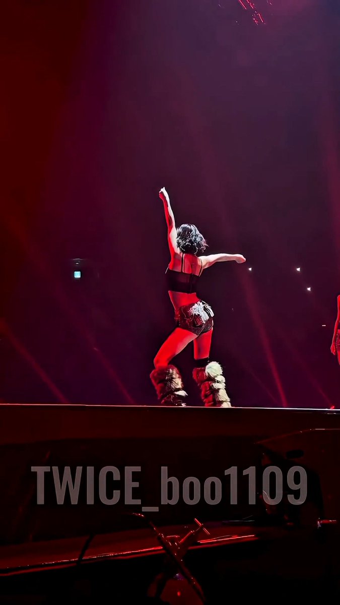 And what if I say that MOMO is the best female dancer and easily one of the top 5 best performers in all of K-pop?