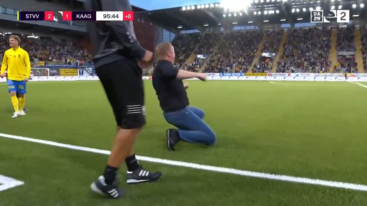 ⚡️ | Wat is beter: de counter of de viering van Wouter Vrancken? 😄🦵 #STVGNT Bekijk de hoogtepunten van de #JPL gratis in de DAZN-app! 📲