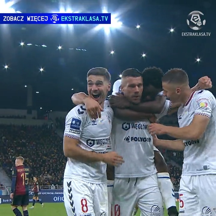 When a 37-year-old Lukas Podolski produced this goal in the Polish league! 🇵🇱😍