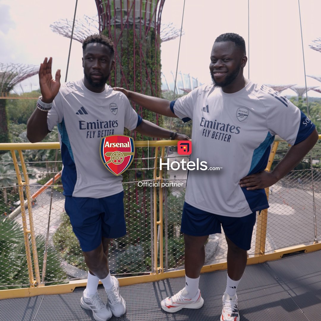 Spectacular sights 🤩 Frimmy and Bacary Sagna take in some unforgettable moments in Singapore on our pre-season tour ✈️ 🤝 Hotels.com