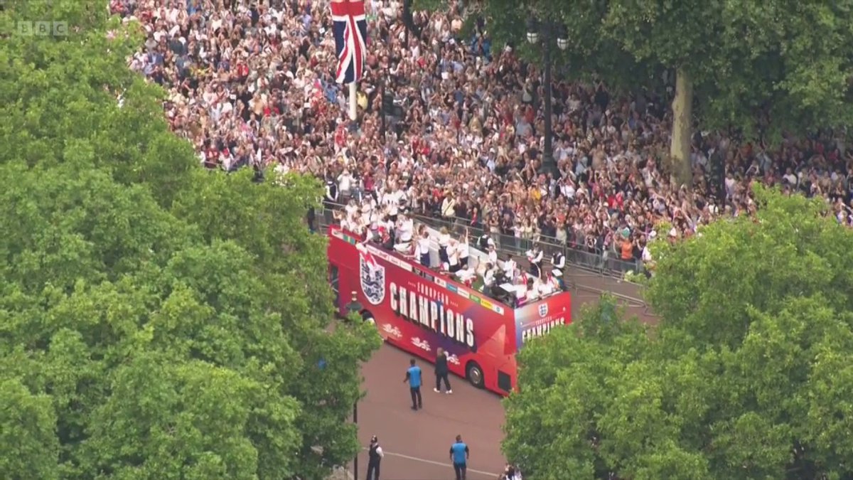 What a moment for the Lionesses! 👏 They are celebrating their Euro 2025 triumph with fans in central London. #BBCFootball #WEuro2025