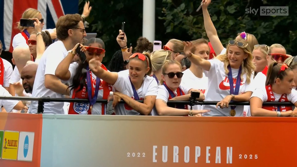 The Lionesses head down the Mall for their Euro 2025 homecoming celebration! 🏆🦁