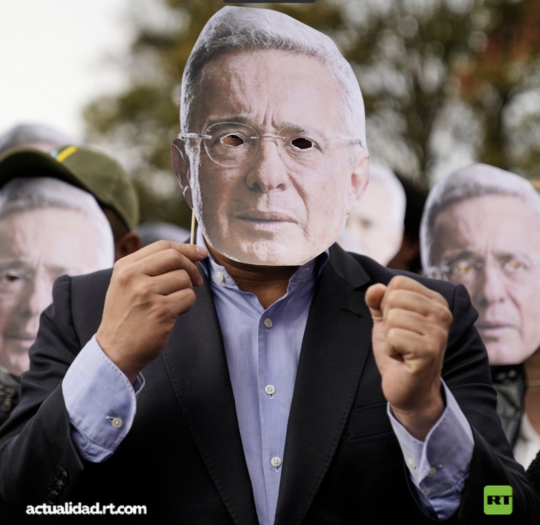 ⛓️🇨🇴Imponen prisión domiciliaria a Álvaro Uribe La Justicia colombiana impuso prisión domiciliaria al expresidente Álvaro Uribe Vélez por soborno y fraude procesal, siendo esta la primera condena penal a un expresidente en el país.