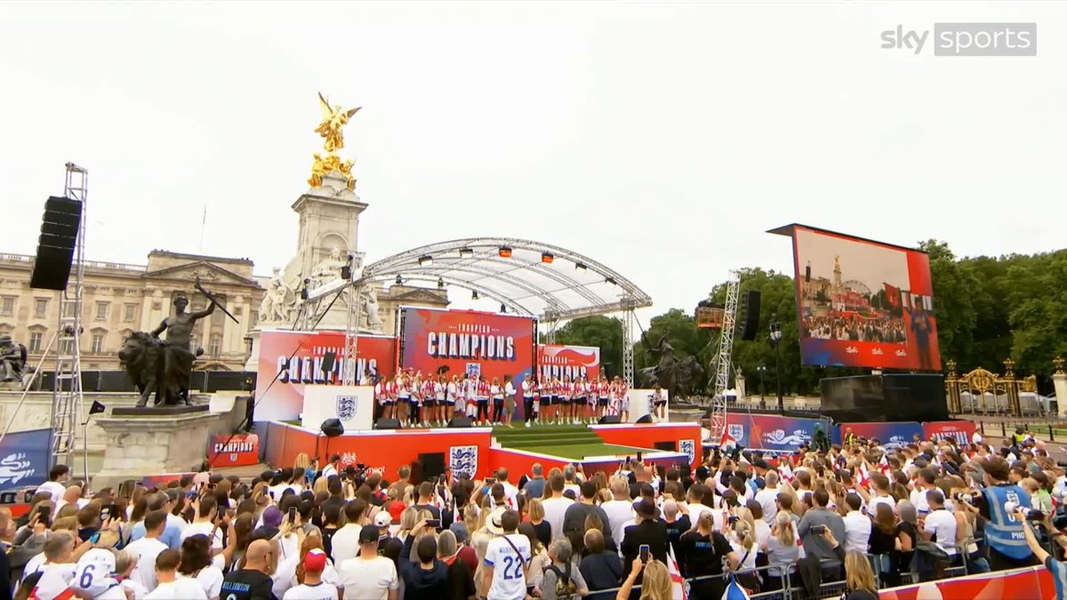 "I've been crying all the way down the Mall... one of the best things I've ever been a part of!" An emotional Leah Williamson addresses the crowds in London 🥹🦁