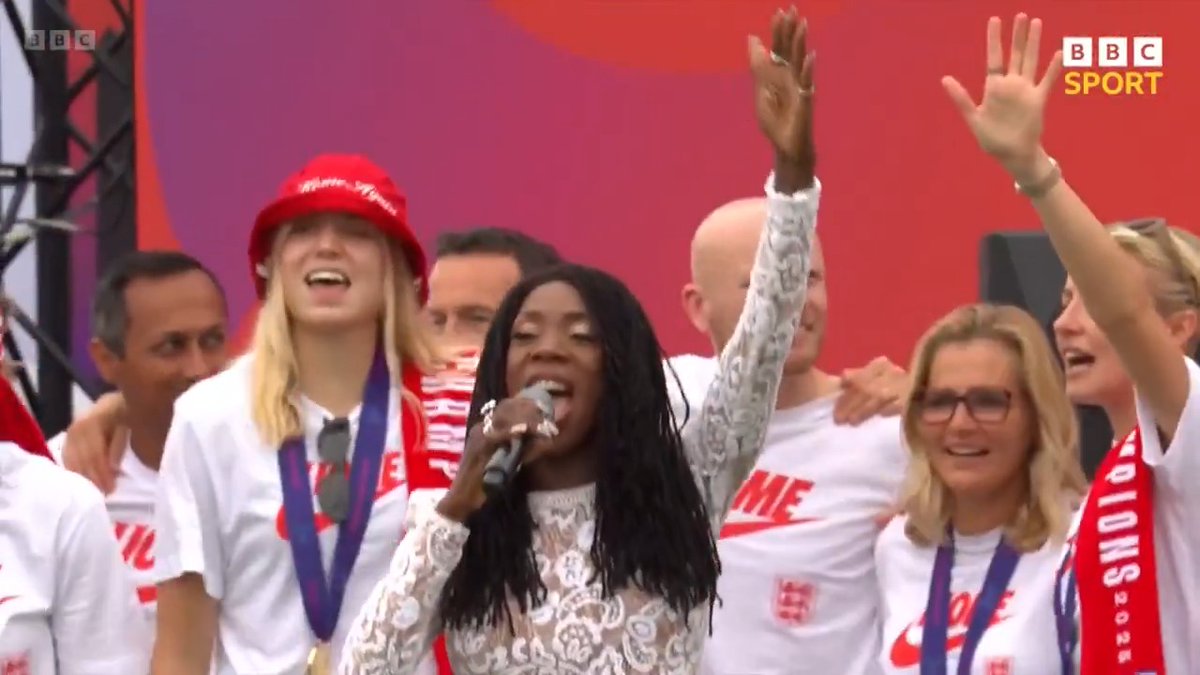 She celebrated singing her song on the karaoke in Basel, and now Ella Toone is loving life with Heather Small on stage in London. 🎶 #BBCFootball #WEuro2025