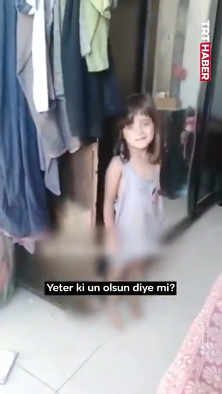 Şiddetli açlık çeken Gazzeli küçük kız, biraz un alabilme umuduyla ölümü göze alıyor.