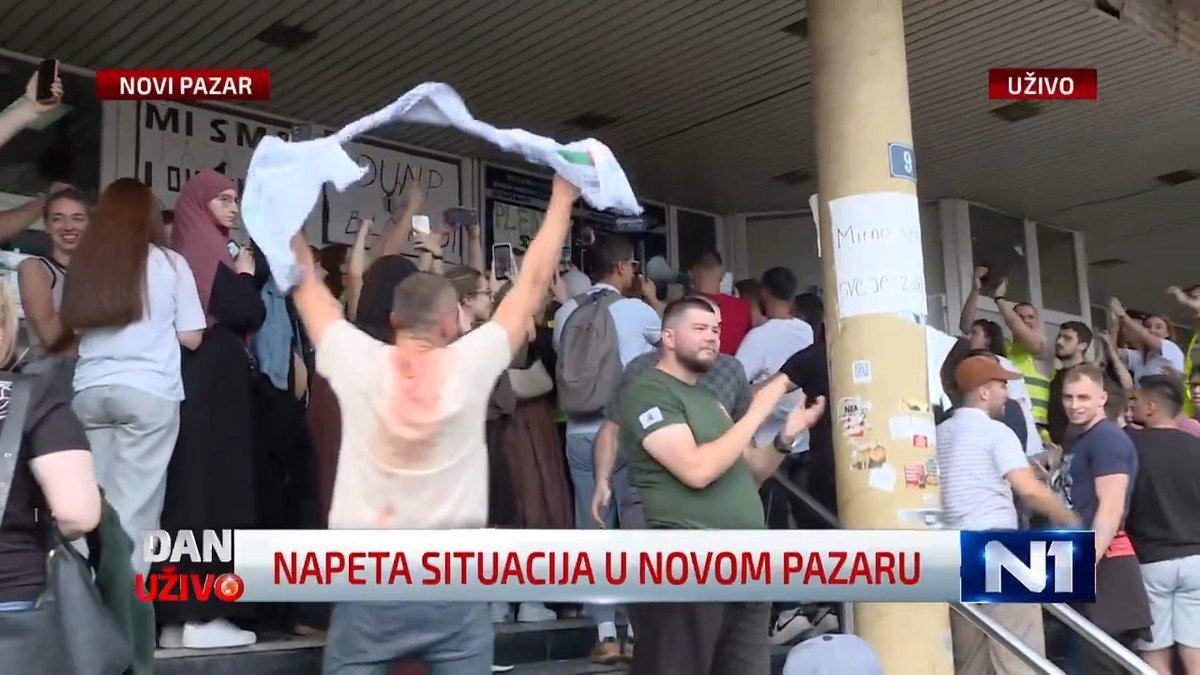 Na Državnom univerzitetu u Novom Pazaru su otvorena vrata, javlja reporter N1, a okupljeni uzvikuju "Pobeda". Studenti ulaze u zgradu.