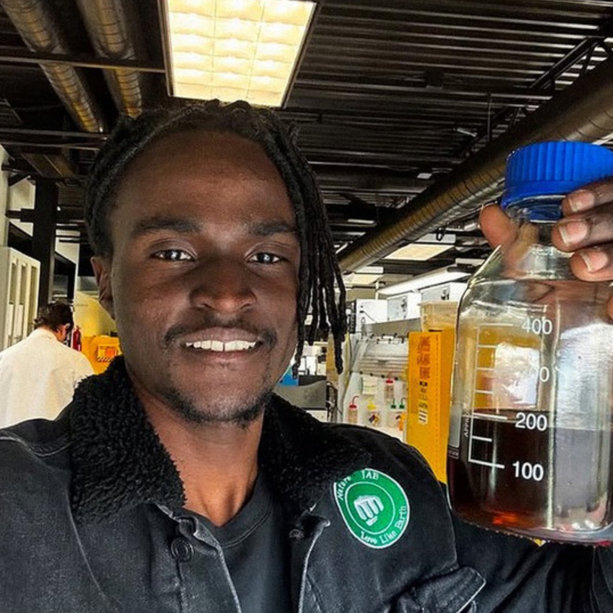 👨🔬Desaparece joven que creó reactor para convertir plástico en gasolina Julian Brown, inventor de un reactor para obtener gasolina de plástico, desapareció tras denunciar ataques y vigilancia. Su última publicación alarmó a sus seguidores.