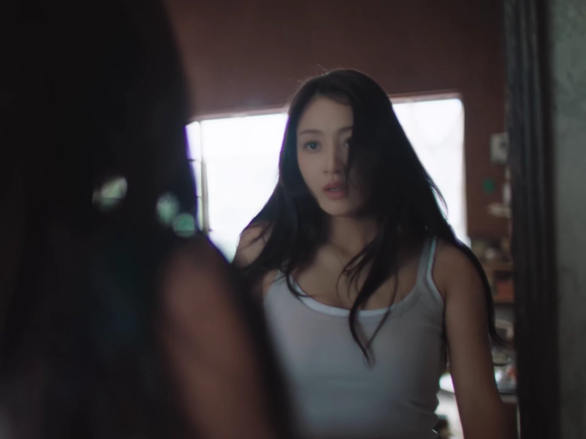 THE SMOOTH TRANSITIONS USING THE MIRRORS IS SO COOL, I SEE YOU DIRECTOR JIHYO