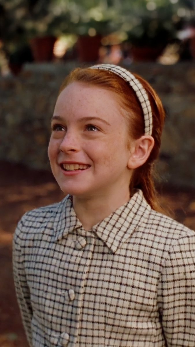 Name a more iconic handshake. We’ll wait. Film: THE PARENT TRAP (1998) Directed by Nancy Meyers Written by David Swift, Nancy Meyers and Charles Shyer; based on the book “Das Doppelte Lottchen” by Erich Kästner Starring Lindsay Lohan, Dennis Quaid, Natasha Richardson, Elaine Hendrix, Lisa Ann Walter and Simon Kunz