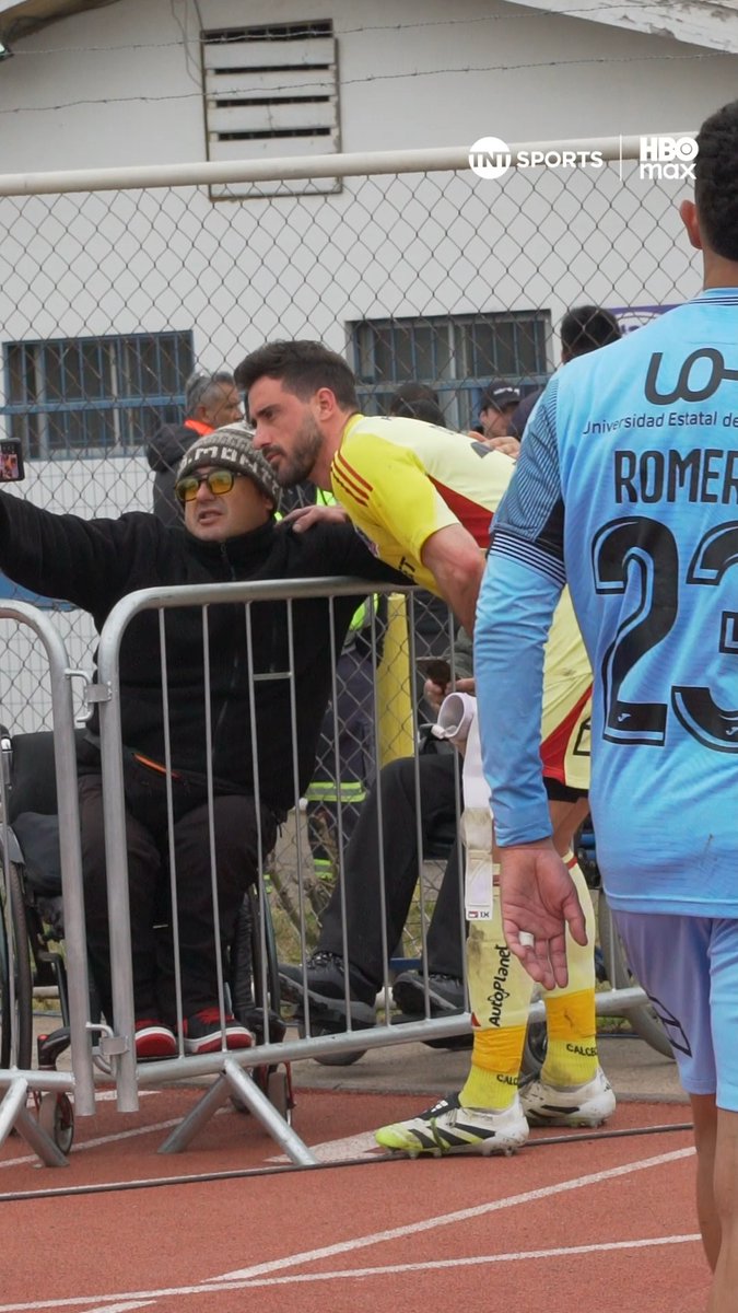 Tras finalizar el partido contra O'Higgins, Fernando De Paul se acercó a los hinchas para sacarse fotos e incluso regaló sus guantes.