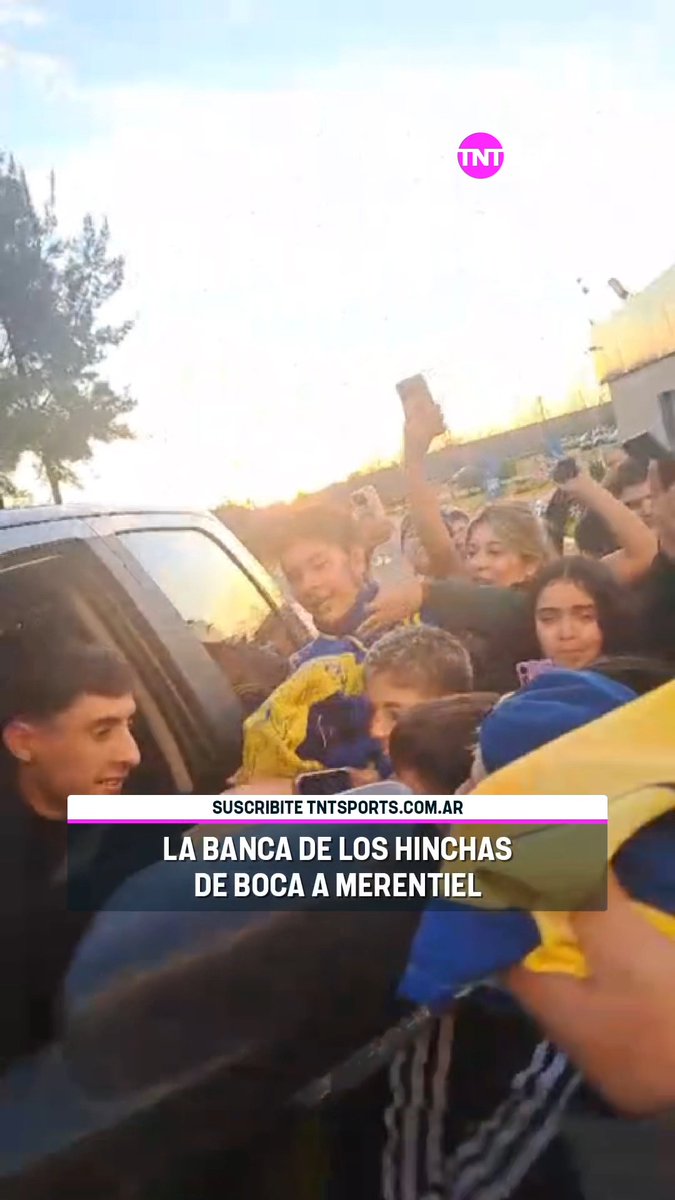 🇺🇾MIGUEL MERENTIEL recibió el CARIÑO de los HINCHAS DE #Boca en la salida del entrenamiento en el Predio. 🗣️"No te vayas, por favor" 🗣️"Te bancamos". 🗣️"No le aflojés Miguel". ▶️El apoyo es TOTAL.