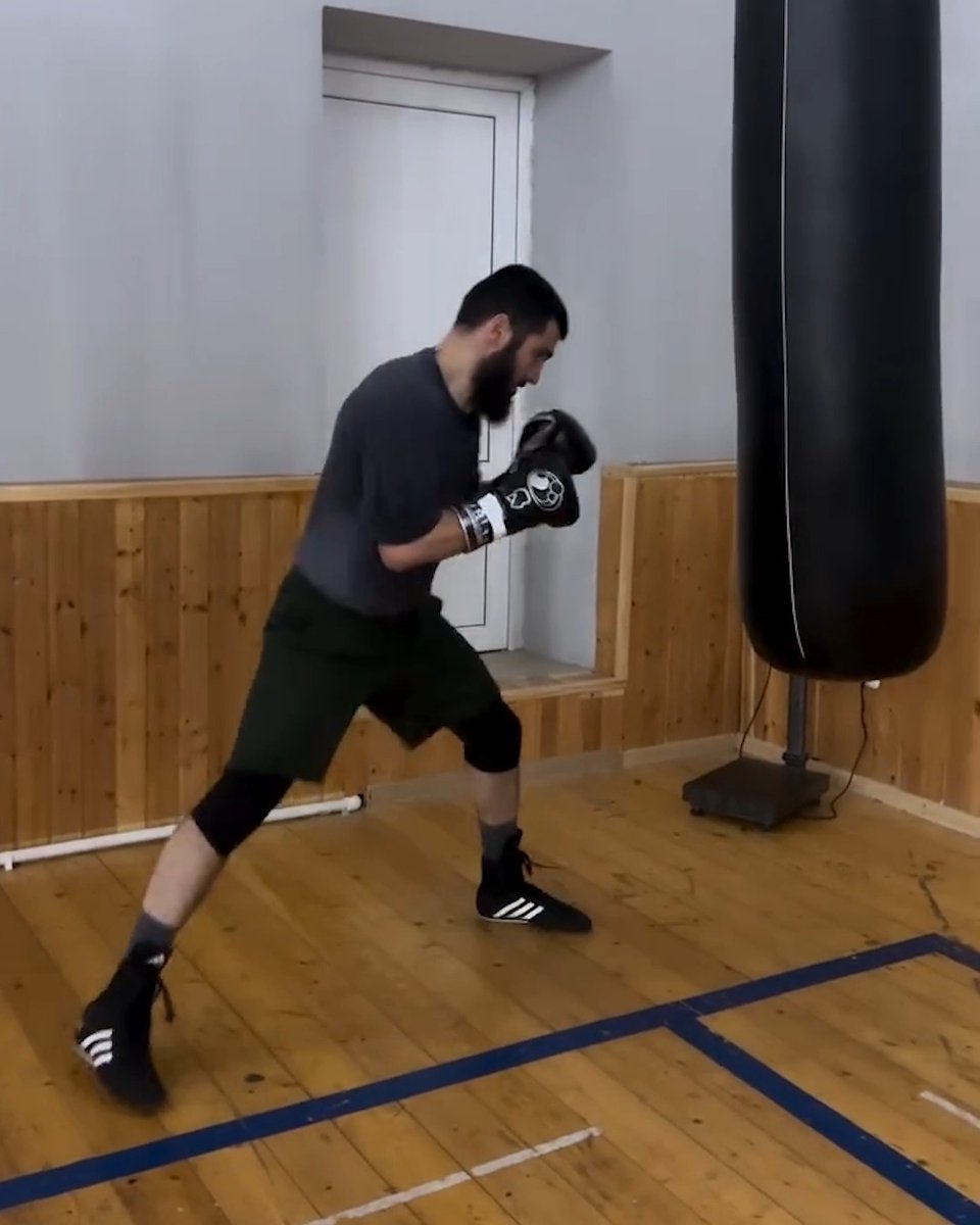 Artur Beterbiev is a machine on the heavy bag 💪