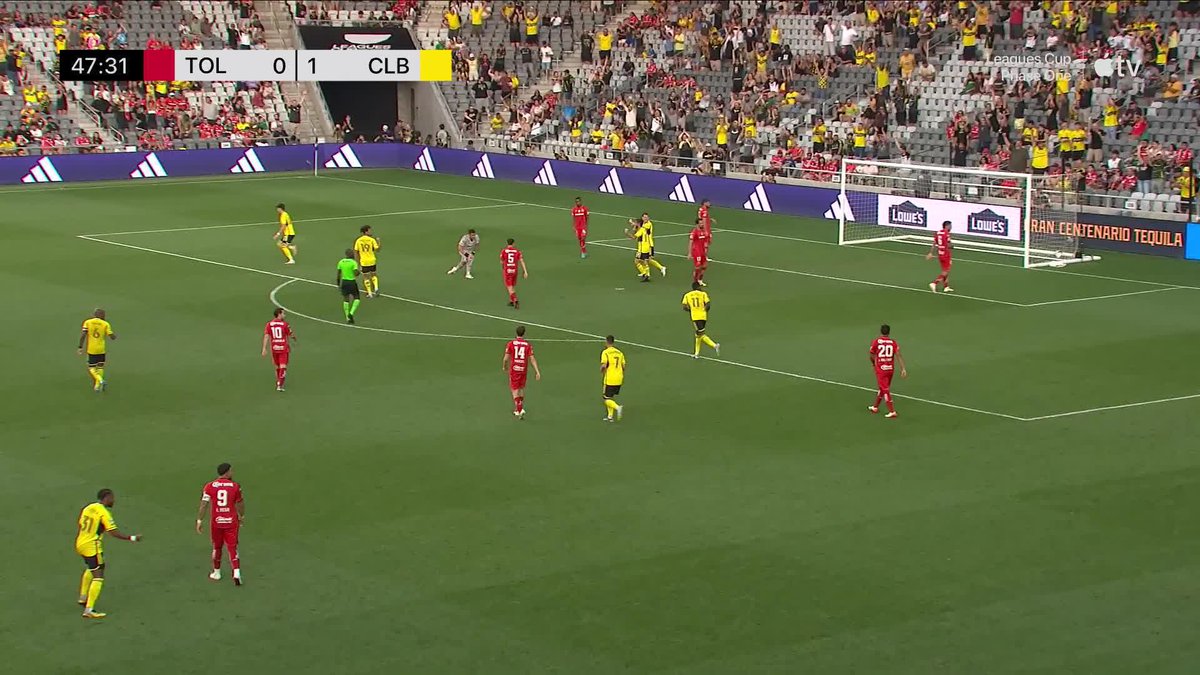 Paulinho aprovecha el rechace y acorta distancias para Toluca FC ⚽️ Watch Toluca FC vs. The Crew now with #MLSSeasonPass on Apple TV 📺 #LeaguesCup2025 🏆