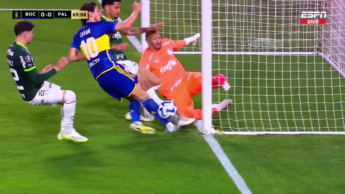 Lo sacó después de hacer esto cansado por dios negro dejalo que se muera terminando el partido