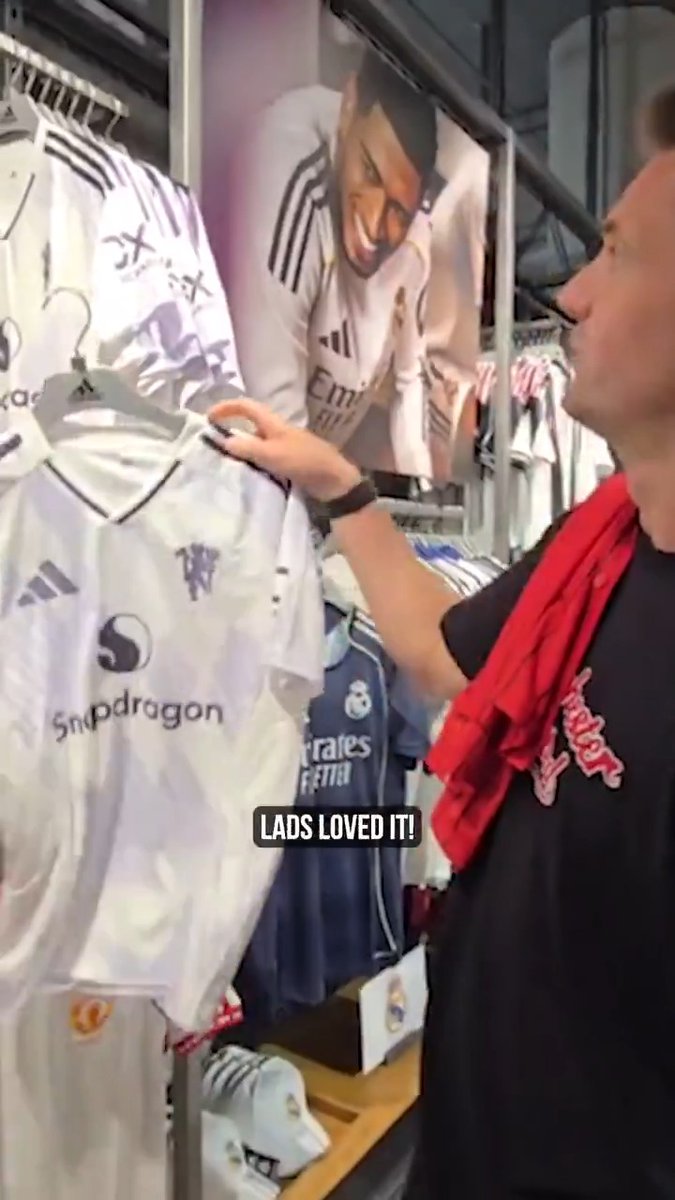 Checking out the adidas store in downtown Chicago 📍 Go behind the scenes with @TomHeaton and the Reds, filmed on Snapdragon-powered devices... 🕶️ 📱 #ShotOnSnapdragon