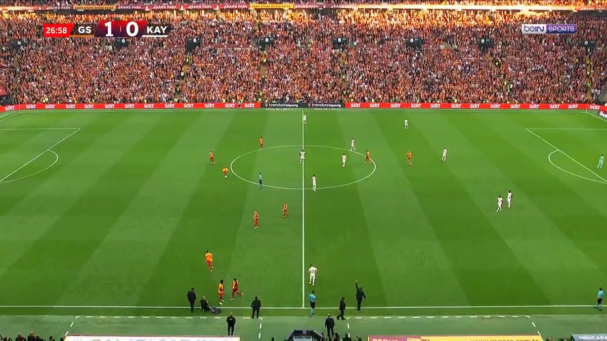 Şu olayı kim düşündüyse heykelini dikmek lazım. Galatasarayda kalmaya karar verdiği gündür belki de osimhenin