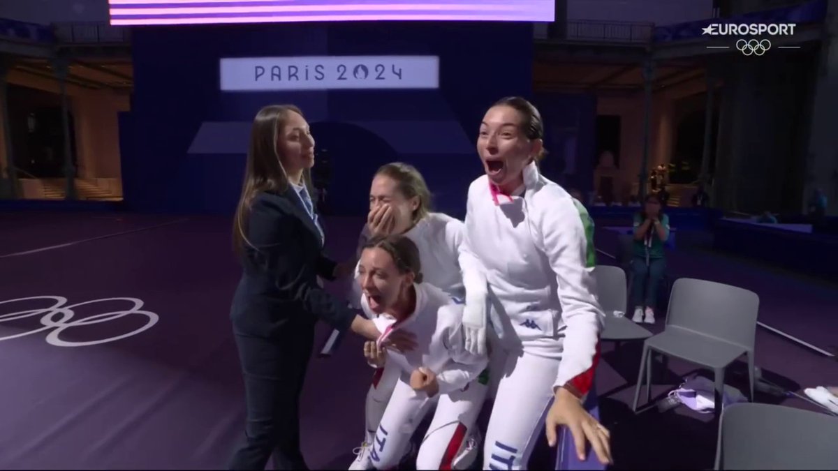 𝐏𝐚𝐫𝐢𝐠𝐢 𝟐𝟎𝟐𝟒 - 𝐔𝐍 𝐀𝐍𝐍𝐎 𝐃𝐎𝐏𝐎 💙 A casa loro, contro la Francia, un oro storico per la spada femminile a squadra 🥇😍 #HomeOfTheOlympics #Olympics #Parigi2024