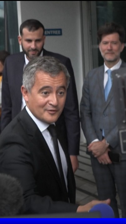 "Je ne vous serre pas la main": Échange tendu entre Gérald Darmanin et des avocats
