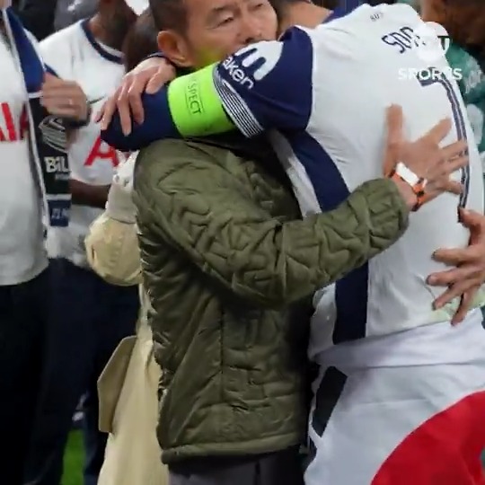 When Son Heung-min saw his father after finally winning a trophy with Tottenham 🤍