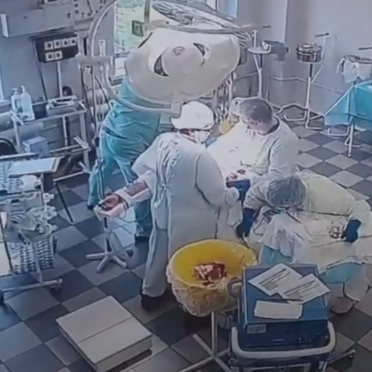 🏥Increíble reacción de cirujanos rusos tras sismo en plena operación El potente terremoto que sacudió este miércoles Kamchatka sorprendió a cirujanos en plena operación y los médicos respondieron de esta forma. Más profesionales así... ¡Comenta y comparte!🩷