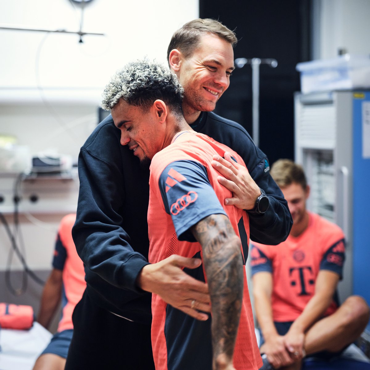 Luis Díaz' erster Tag beim FC Bayern 🔴🇨🇴 Wir haben unseren Neuzugang begleitet: Von der Ankunft über das Kennenlernen der neuen Teamkollegen bis zur Vertragsunterschrift. Viel Spaß beim 𝗕𝗲𝗵𝗶𝗻𝗱 𝗧𝗵𝗲 𝗦𝗰𝗲𝗻𝗲𝘀-Clip 🎥🔴