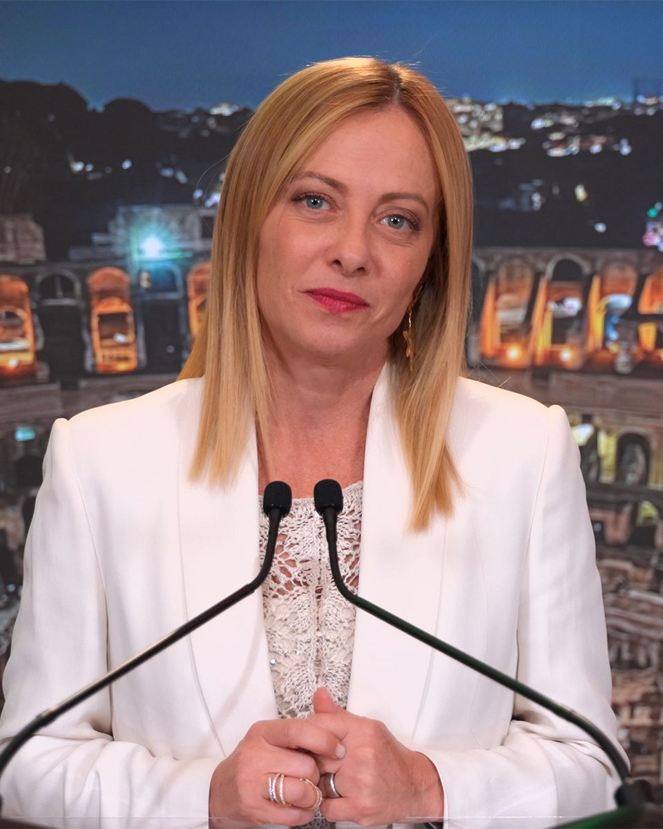 Oggi il Governo ha approvato una riforma costituzionale che inserisce Roma Capitale tra gli enti costitutivi della Repubblica e attribuisce a Roma Capitale poteri legislativi su materie che toccano la vita quotidiana dei romani. È un impegno che abbiamo fissato nel programma di governo e che abbiamo mantenuto, perché tutte le Nazioni serie e degne di questo nome si rendono conto di quanto siano importanti la credibilità, il prestigio, l’autorevolezza della propria Capitale. E noi non vogliamo più essere da meno, perché investire su Roma significa investire sul futuro della Nazione.