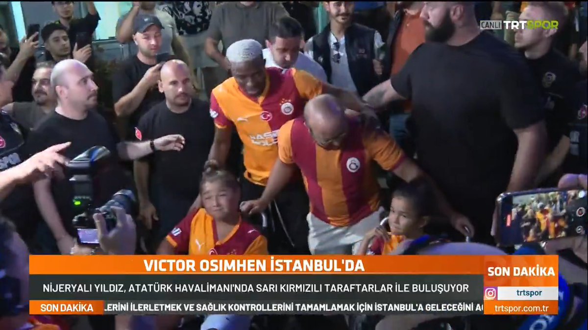 Victor Osimhen, arabasından inerek engelli taratarlarımızla fotoğraf çekildi...
