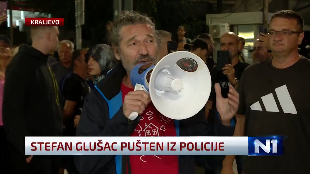 Glumac Dragan Gagi Jovanović večeras se obratio i okupljenima na protestu u Kraljevu i tom prilikom je, kako je rekao, nastavio sa akcijom "Tenorom protiv terora", te je otpevao zajedno sa građanima "Ružo rumena".