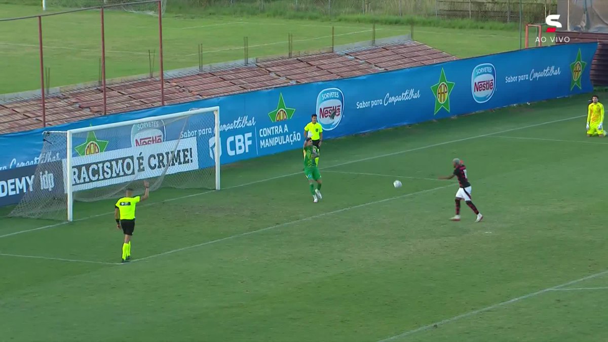 Depois do empate em 1 a 1 no tempo normal, o goleiro Marcelo defendeu a cobrança de Lorran, e o Cruzeiro eliminou o Flamengo do Brasileirão Sub-20. Raposa nas semis!