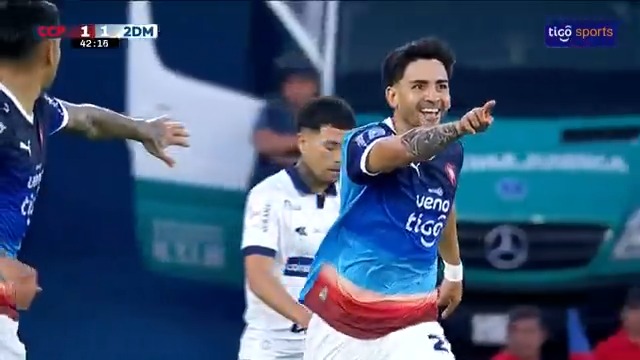 👌¡Qué definición, Bocón! Jonatan Torres, con un sutil taquito, empató el compromiso en Barrio Obrero. 📺Tigo Sports ▶️Viví el #ClausuraAPF2025 en