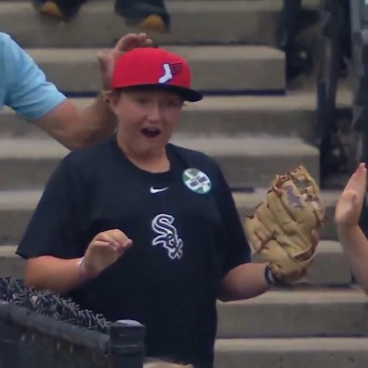 That's why you bring a glove! This young fan catches a home run at his first-ever game 🤩