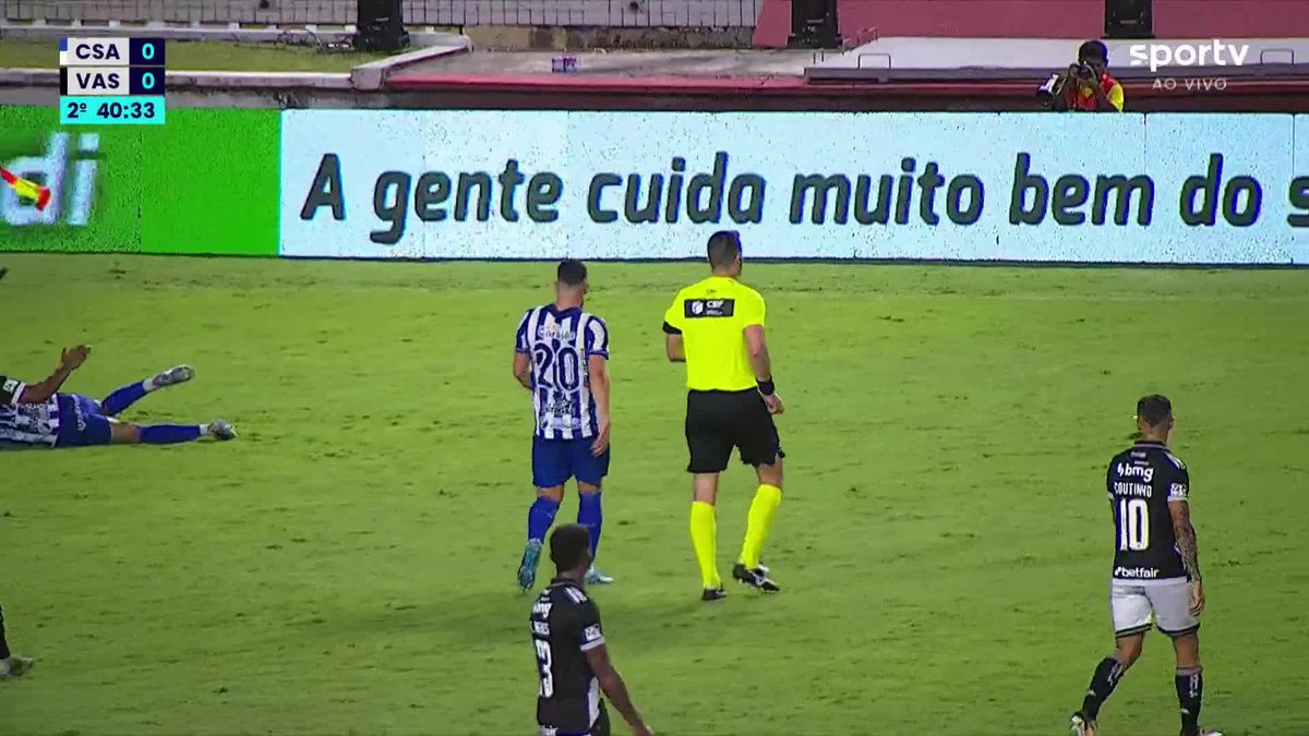 O lance da expulsão do zagueiro João Victor, do Vasco, no jogo contra o CSA. 🎥 sportv | ge
