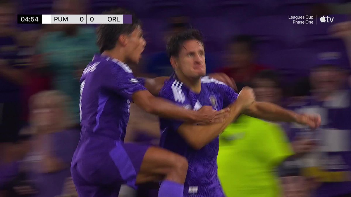 ¡Orlando City SC se pone al frente al minuto 5! 💜 Rodrigo Schlegel with a powerful header. Sigue el partido con #MLSSeasonPass en Apple TV 📺
