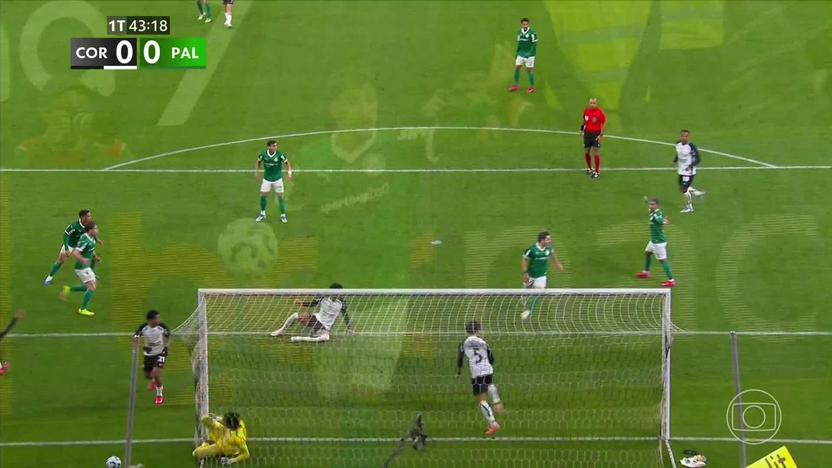 André Ramalho evitando o gol do Palmeiras em cima da linha. 🎥 TV Globo 📺 | ge